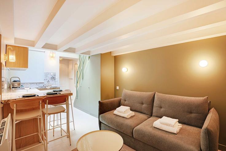 Elegante sala de estar con mobiliario moderno en un apartamento en Building Rue du Château Landon - checkmyguest - 1348490 en 10th arrondissement, Paris
