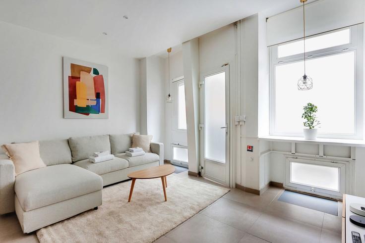 Building Rue Nollet - checkmyguest - 1348015 adresindeki bir dairede modern mobilyalarla zarif bir şekilde tasarlanmış oturma odası 17th arrondissement, Paris