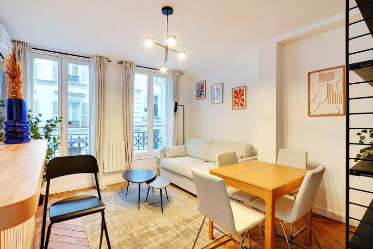 Elegant gestaltetes Wohnzimmer mit moderner Einrichtung in einer Wohnung im Building Rue Chappe - checkmyguest - 1348044 in 18th arrondissement, Paris Elegant gestaltetes Wohnzimmer mit moderner Einrichtung in einer Wohnung im Building Rue Chappe - checkmyguest - 1348044 in 18th arrondissement, Paris