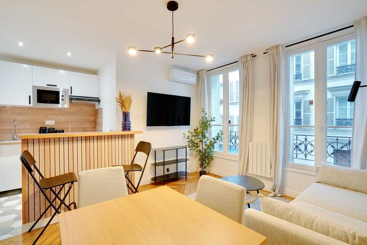 Sala de estar elegantemente projetada com móveis modernos em um apartamento no Building Rue Chappe - checkmyguest - 1348044 em 18th arrondissement, Paris Sala de estar elegantemente projetada com móveis modernos em um apartamento no Building Rue Chappe - checkmyguest - 1348044 em 18th arrondissement, Paris
