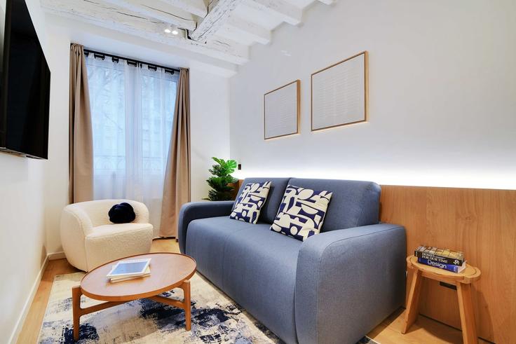 Elegant gestaltetes Wohnzimmer mit moderner Einrichtung in einer Wohnung im Building Rue du Grenier-Saint-Lazare - checkmyguest - 1348111 in 3rd arrondissement, Paris