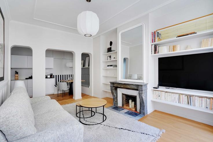 Elegante sala de estar con mobiliario moderno en un apartamento en Building Rue de Penthièvre - checkmyguest - 1348486 en 8th arrondissement, Paris
