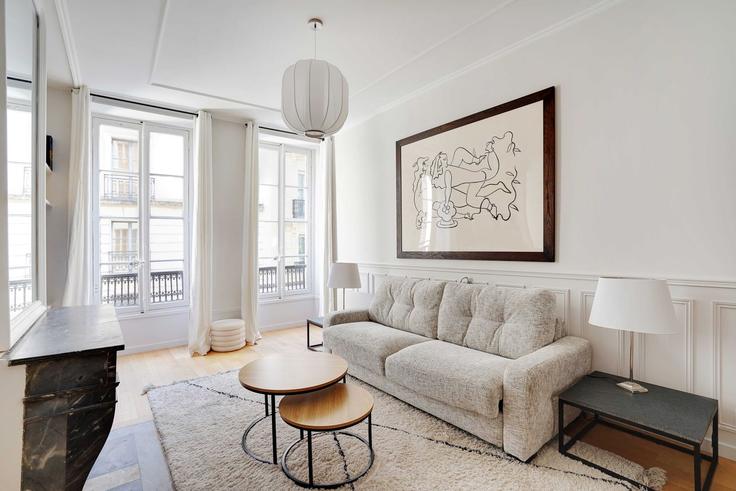Building Rue de Penthièvre - checkmyguest - 1348486 adresindeki bir dairede modern mobilyalarla zarif bir şekilde tasarlanmış oturma odası 8th arrondissement, Paris Building Rue de Penthièvre - checkmyguest - 1348486 adresindeki bir dairede modern mobilyalarla zarif bir şekilde tasarlanmış oturma odası 8th arrondissement, Paris