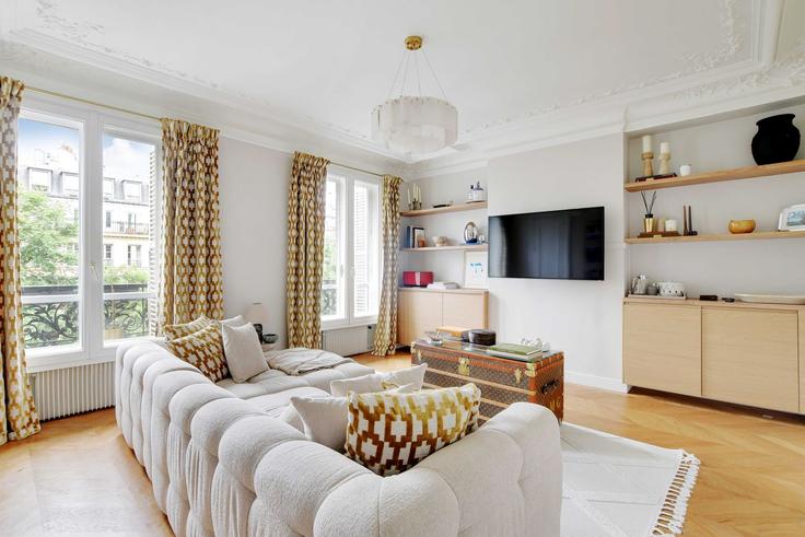 Building Rue de Tilsitt - checkmyguest - 1349368 adresindeki bir dairede modern mobilyalarla zarif bir şekilde tasarlanmış oturma odası 8th arrondissement, Paris