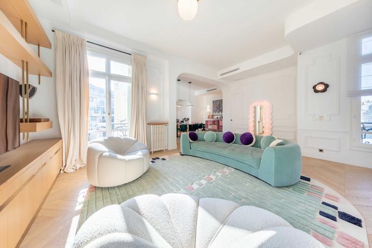 Elegant gestaltetes Wohnzimmer mit moderner Einrichtung in einer Wohnung im Building Avenue Victor Hugo - checkmyguest - 1349513 in 16th arrondissement, Paris