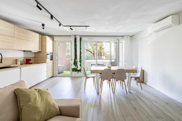 Elegante sala de estar con mobiliario moderno en un apartamento en Building Boulevard Montfleury - checkmyguest - 1348477 en Cannes, Cannes Elegante sala de estar con mobiliario moderno en un apartamento en Building Boulevard Montfleury - checkmyguest - 1348477 en Cannes, Cannes