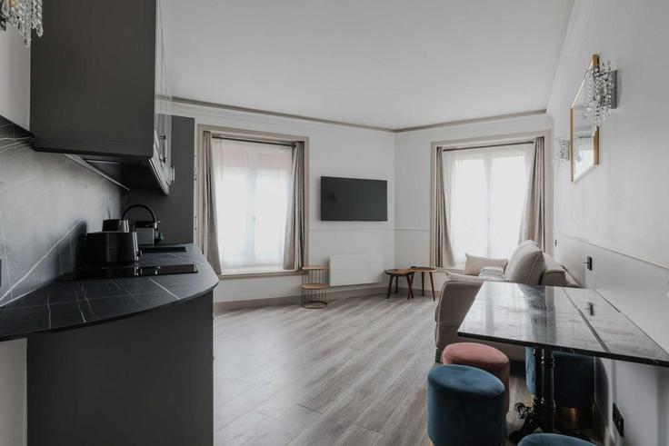 Salle de séjour élégante avec mobilier moderne dans un appartement à Building Place du Maréchal Juin - checkmyguest - 1348364 à 17th arrondissement, Paris Salle de séjour élégante avec mobilier moderne dans un appartement à Building Place du Maréchal Juin - checkmyguest - 1348364 à 17th arrondissement, Paris