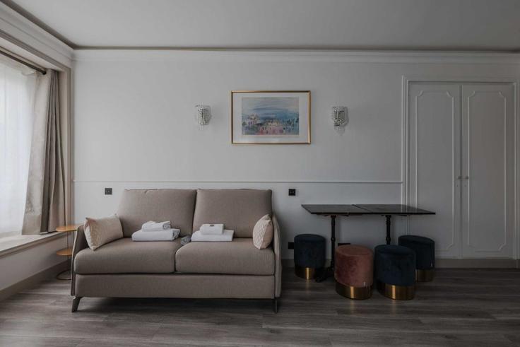 Sala de estar elegantemente projetada com móveis modernos em um apartamento no Building Place du Maréchal Juin - checkmyguest - 1348364 em 17th arrondissement, Paris