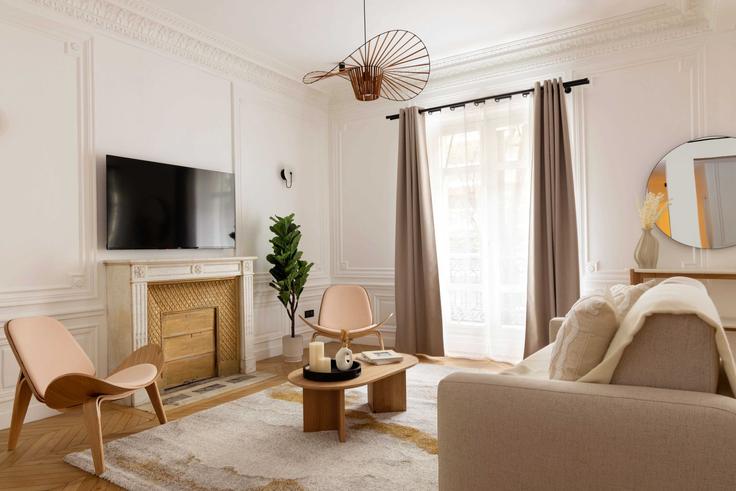 Elegant gestaltetes Wohnzimmer mit moderner Einrichtung in einer Wohnung im Building Avenue Rachel - checkmyguest - 1348353 in 18th arrondissement, Paris