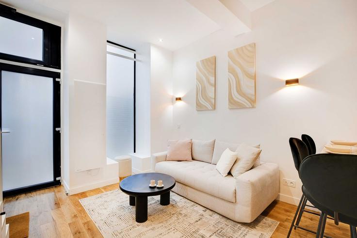 Elegant gestaltetes Wohnzimmer mit moderner Einrichtung in einer Wohnung im Building Rue Notre Dame de Nazareth - checkmyguest - 1348409 in 3rd arrondissement, Paris
