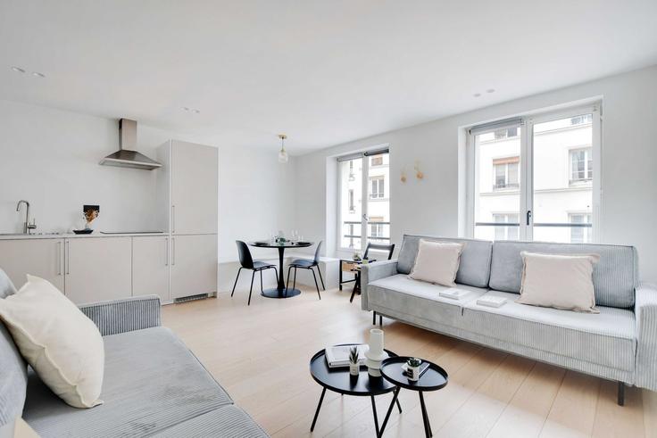 Sala de estar elegantemente projetada com móveis modernos em um apartamento no Building Rue Blondel - checkmyguest - 1348382 em 2nd arrondissement, Paris