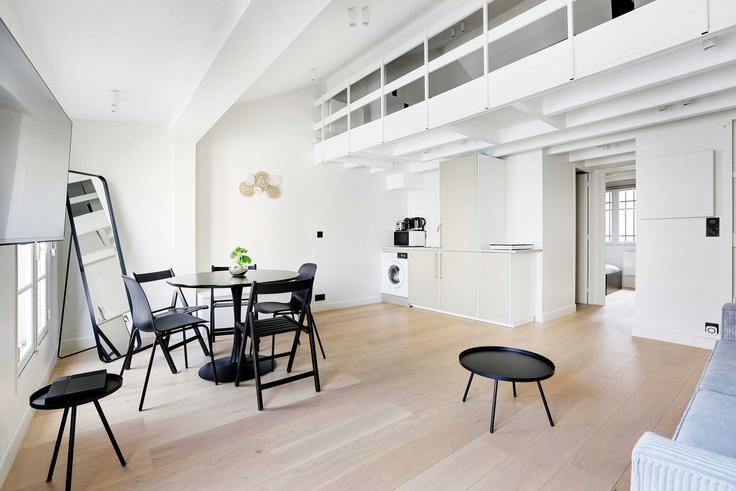 Sala de estar elegantemente projetada com móveis modernos em um apartamento no Building Rue Blondel - checkmyguest - 1348439 em 2nd arrondissement, Paris