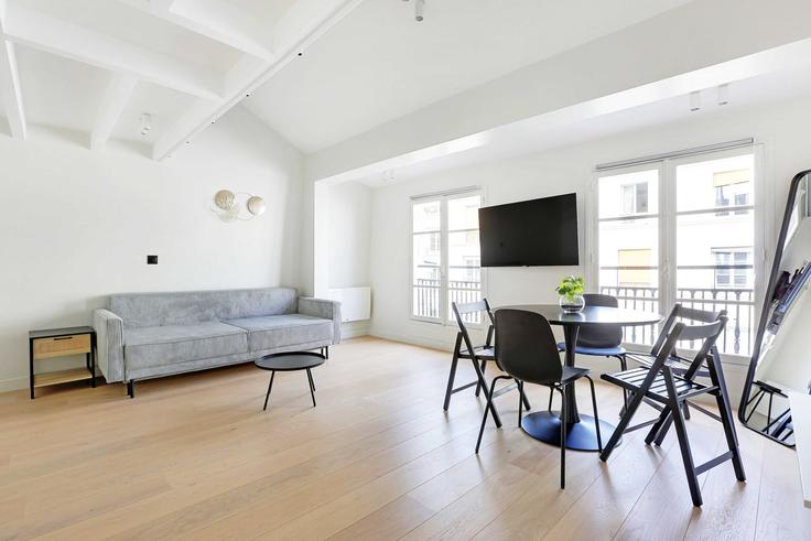 Elegant gestaltetes Wohnzimmer mit moderner Einrichtung in einer Wohnung im Building Rue Blondel - checkmyguest - 1348439 in 2nd arrondissement, Paris