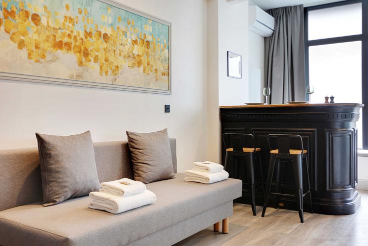 Sala de estar elegantemente projetada com móveis modernos em um apartamento no Building Rue de Charonne - checkmyguest - 1348379 em 11th arrondissement, Paris
