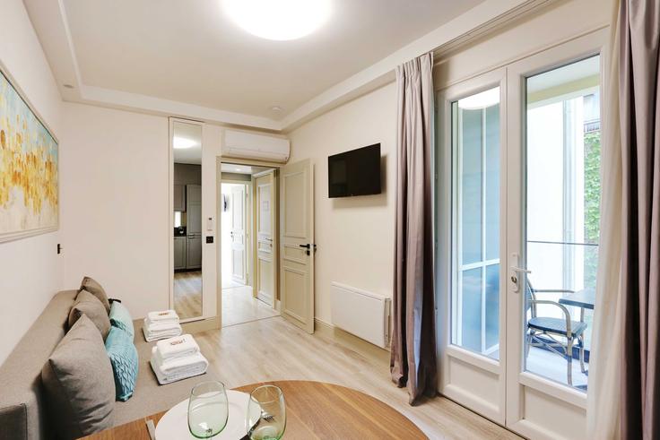 Building Rue de Charonne - checkmyguest - 1348375 adresindeki bir dairede modern mobilyalarla zarif bir şekilde tasarlanmış oturma odası 11th arrondissement, Paris