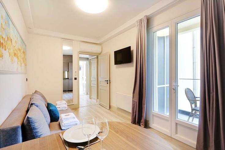Elegante sala de estar con mobiliario moderno en un apartamento en Building Rue de Charonne - checkmyguest - 1348287 en 11th arrondissement, Paris Elegante sala de estar con mobiliario moderno en un apartamento en Building Rue de Charonne - checkmyguest - 1348287 en 11th arrondissement, Paris