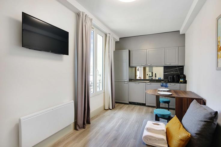 Sala de estar elegantemente projetada com móveis modernos em um apartamento no Building Rue de Charonne - checkmyguest - 1348365 em 11th arrondissement, Paris