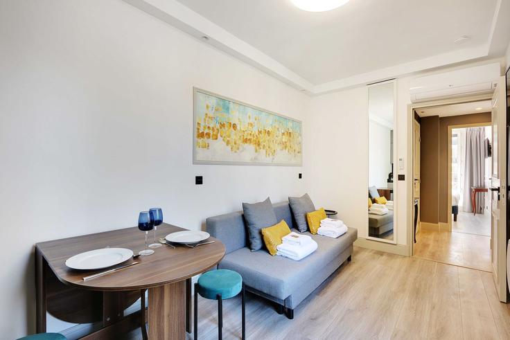Elegant gestaltetes Wohnzimmer mit moderner Einrichtung in einer Wohnung im Building Rue de Charonne - checkmyguest - 1348365 in 11th arrondissement, Paris Elegant gestaltetes Wohnzimmer mit moderner Einrichtung in einer Wohnung im Building Rue de Charonne - checkmyguest - 1348365 in 11th arrondissement, Paris