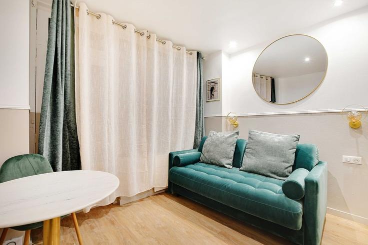 Building Passage du Mont Cenis - checkmyguest - 1348459 adresindeki bir dairede modern mobilyalarla zarif bir şekilde tasarlanmış oturma odası 18th arrondissement, Paris