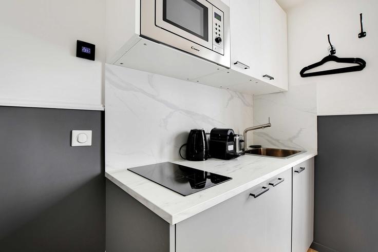 Cuisine fonctionnelle et élégante avec équipement moderne dans un appartement haut de gamme à Building Passage du Mont Cenis - checkmyguest - 1348463 dans 18th arrondissement, Paris