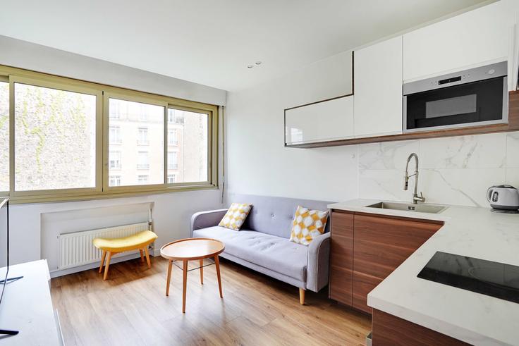 Elegante sala de estar con mobiliario moderno en un apartamento en Building Boulevard Flandrin - checkmyguest - 1043374 en 16th arrondissement, Paris