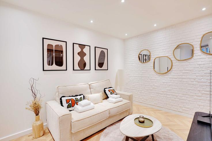 Building Avenue Charles de Gaulle - checkmyguest - 1348263 adresindeki bir dairede modern mobilyalarla zarif bir şekilde tasarlanmış oturma odası Neuilly-sur-Seine, Neuilly-sur-Seine