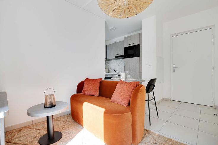Elegant gestaltetes Wohnzimmer mit moderner Einrichtung in einer Wohnung im Building Rue de Verdun - checkmyguest - 1349263 in Suresnes, Suresnes Elegant gestaltetes Wohnzimmer mit moderner Einrichtung in einer Wohnung im Building Rue de Verdun - checkmyguest - 1349263 in Suresnes, Suresnes