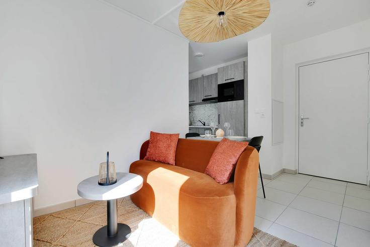 Elegante sala de estar con mobiliario moderno en un apartamento en Building Rue de Verdun - checkmyguest - 1349496 en Suresnes, Suresnes