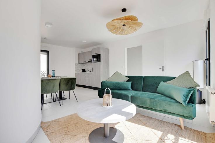 Elegant gestaltetes Wohnzimmer mit moderner Einrichtung in einer Wohnung im Building Rue de Verdun - checkmyguest - 1349272 in Suresnes, Suresnes Elegant gestaltetes Wohnzimmer mit moderner Einrichtung in einer Wohnung im Building Rue de Verdun - checkmyguest - 1349272 in Suresnes, Suresnes