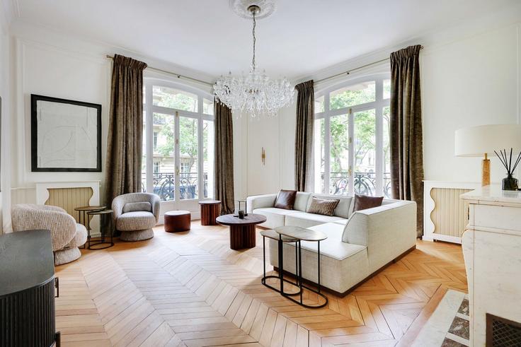Elegant gestaltetes Wohnzimmer mit moderner Einrichtung in einer Wohnung im Building Avenue Victor Hugo - checkmyguest - 1348298 in 16th arrondissement, Paris