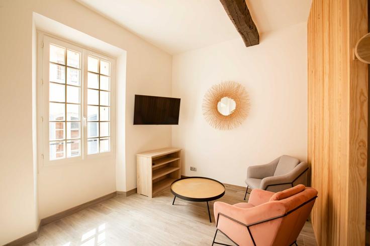Elegante sala de estar con mobiliario moderno en un apartamento en Building Rue du Petit Saint-Jean - checkmyguest - 1348266 en Saint-Tropez, Saint-Tropez