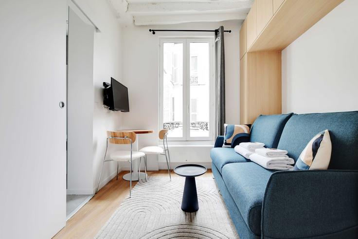 Elegantly designed living room with modern furnishings in an apartment at Building Avenue Mozart - checkmyguest - 1052779 in 16th arrondissement, Paris Elegantly designed living room with modern furnishings in an apartment at Building Avenue Mozart - checkmyguest - 1052779 in 16th arrondissement, Paris