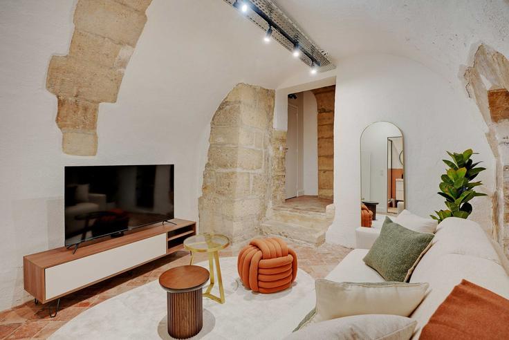 5th arrondissement, Paris에 위치한 Building Rue des Bernardins - checkmyguest - 1349122 아파트의 세련된 인테리어가 돋보이는 거실