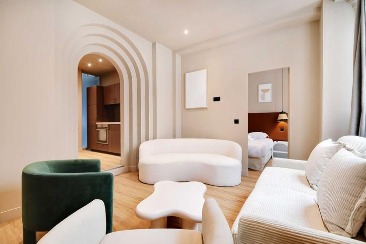 Salle de séjour élégante avec mobilier moderne dans un appartement à Building Rue du Plâtre - checkmyguest - 1348346 à 3rd arrondissement, Paris