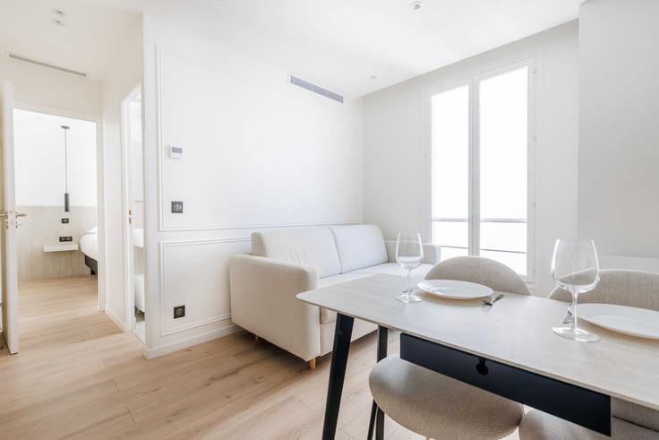 Salle de séjour élégante avec mobilier moderne dans un appartement à Building Rue Philippe de Girard - checkmyguest - 1349451 à 18th arrondissement, Paris
