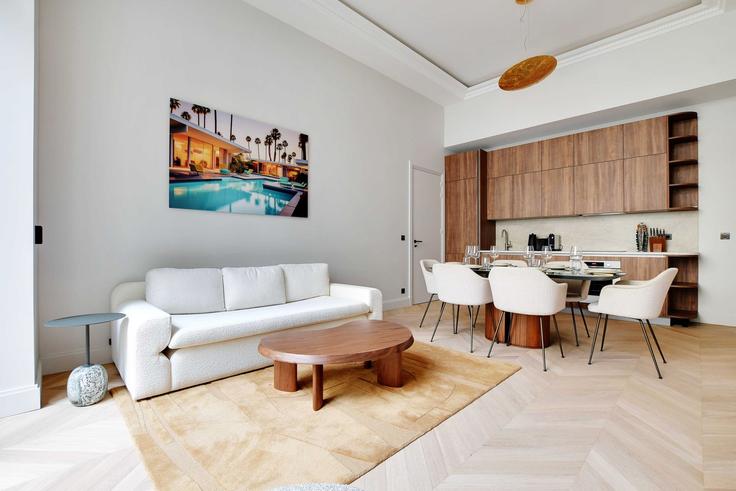 Sala de estar elegantemente projetada com móveis modernos em um apartamento no Building Avenue George V - checkmyguest - 1349717 em 8th arrondissement, Paris
