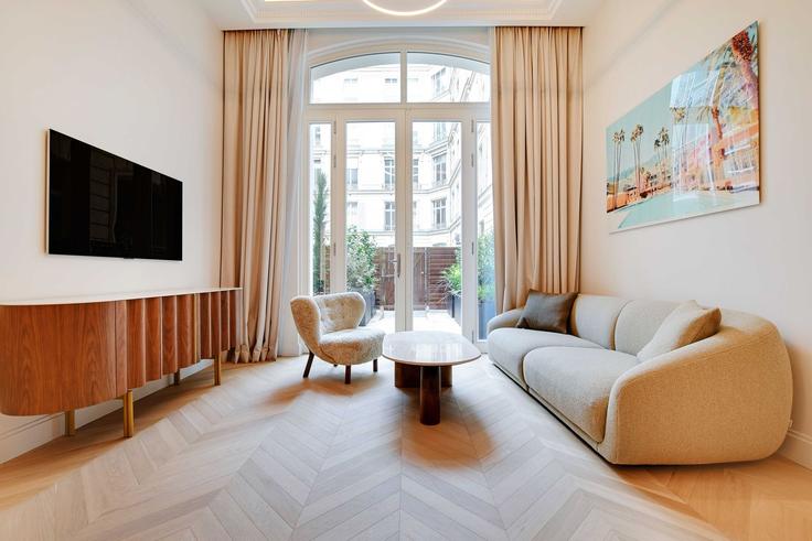 Sala de estar elegantemente projetada com móveis modernos em um apartamento no Building Avenue George V - checkmyguest - 1349144 em 8th arrondissement, Paris
