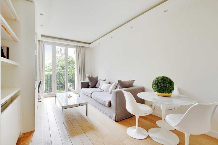 Elegant gestaltetes Wohnzimmer mit moderner Einrichtung in einer Wohnung im Building Avenue de Suffren - checkmyguest - 1348402 in 15th arrondissement, Paris