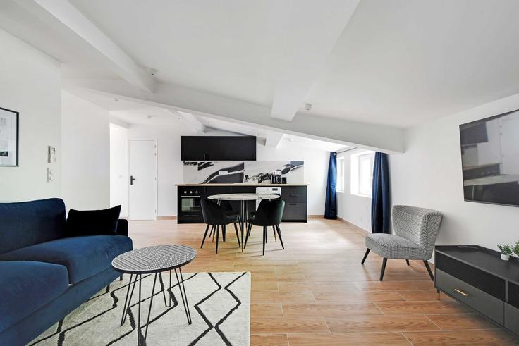 Elegant gestaltetes Wohnzimmer mit moderner Einrichtung in einer Wohnung im Building Boulevard Ornano - checkmyguest - 1348316 in 18th arrondissement, Paris