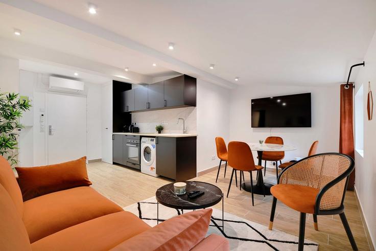 Building Boulevard Ornano - checkmyguest - 1348290 adresindeki bir dairede modern mobilyalarla zarif bir şekilde tasarlanmış oturma odası 18th arrondissement, Paris