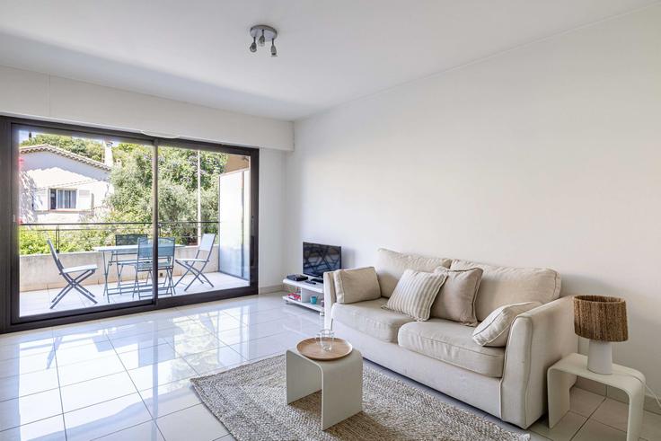 Elegante sala de estar con mobiliario moderno en un apartamento en Building Rue Sergent Bobillot - checkmyguest - 1348171 en Cannes, Cannes