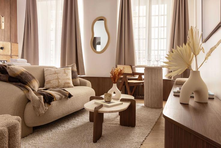 Elegant gestaltetes Wohnzimmer mit moderner Einrichtung in einer Wohnung im Building Rue Jean Beausire - checkmyguest - 1348340 in 3rd arrondissement, Paris