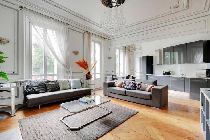 Sala de estar elegantemente projetada com móveis modernos em um apartamento no Building Place de l'Alma - checkmyguest - 1348284 em 8th arrondissement, Paris