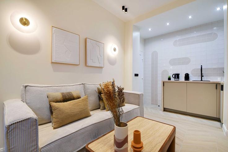 Building Rue Baudelique - checkmyguest - 1348317 adresindeki bir dairede modern mobilyalarla zarif bir şekilde tasarlanmış oturma odası 18th arrondissement, Paris