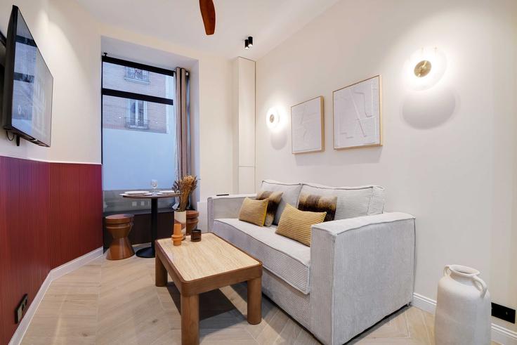 Elegante sala de estar con mobiliario moderno en un apartamento en Building Rue Baudelique - checkmyguest - 1348317 en 18th arrondissement, Paris