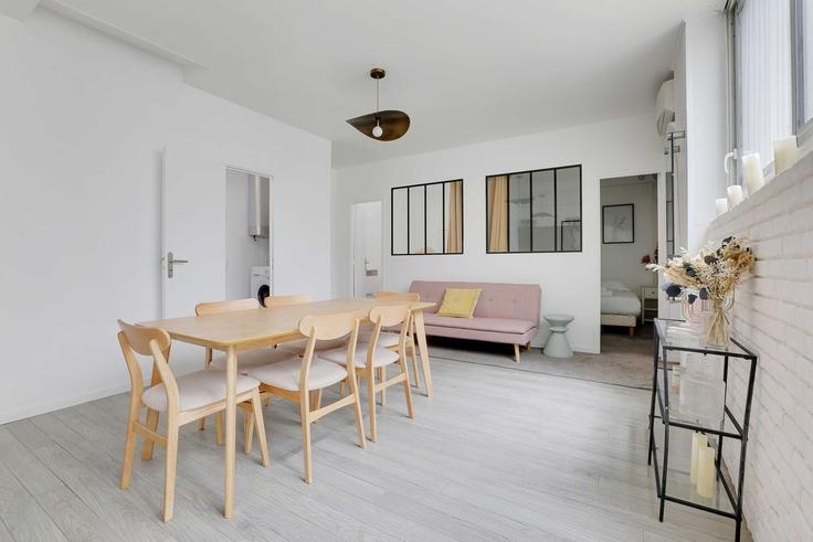 Elegante sala de estar con mobiliario moderno en un apartamento en Building Rue de Charonne - checkmyguest - 1348540 en 11th arrondissement, Paris