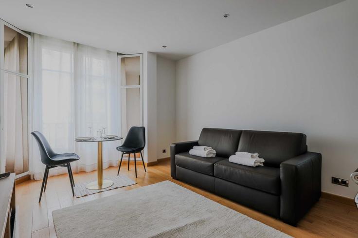 16th arrondissement, Paris 소재 Building Avenue Pierre 1er de Serbie - checkmyguest - 1052803 유닛에 마련된, 현대적인 가구로 꾸며진 우아한 디자인의 거실