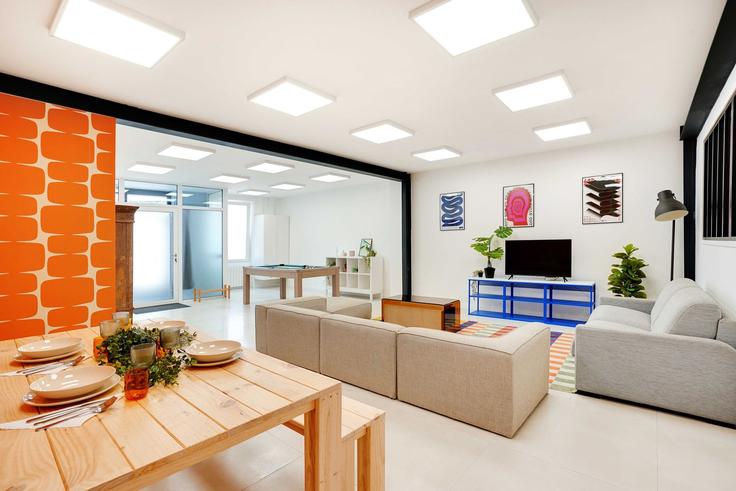 Paris 20th arrondissement of ParisのBuilding Rue des Cendriers - checkmyguest - 1349183のアパートメントにある、モダンな家具を備えたエレガントなデザインのリビングルーム