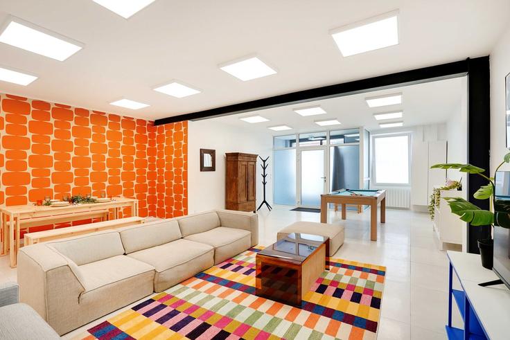 Sala de estar elegantemente projetada com móveis modernos em um apartamento no Building Rue des Cendriers - checkmyguest - 1349183 em 20th arrondissement of Paris, Paris