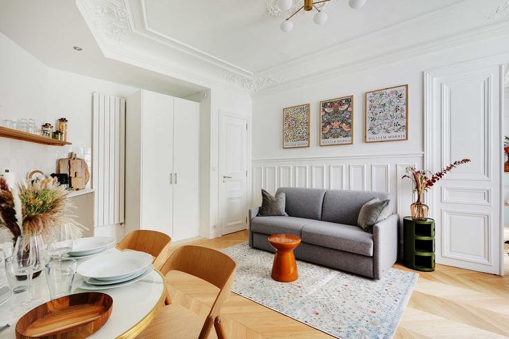 Sala de estar elegantemente projetada com móveis modernos em um apartamento no Building Avenue des Gobelins - checkmyguest - 1348438 em 5th arrondissement, Paris